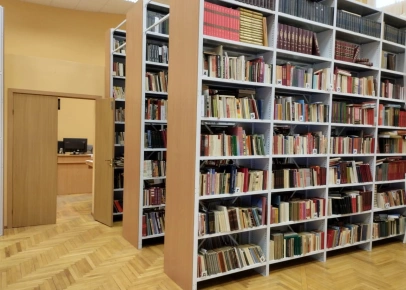 Стационарные библиотечные стеллажи двусторонние