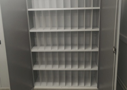 Металлический стеллаж для хранения пропусков с дверьми