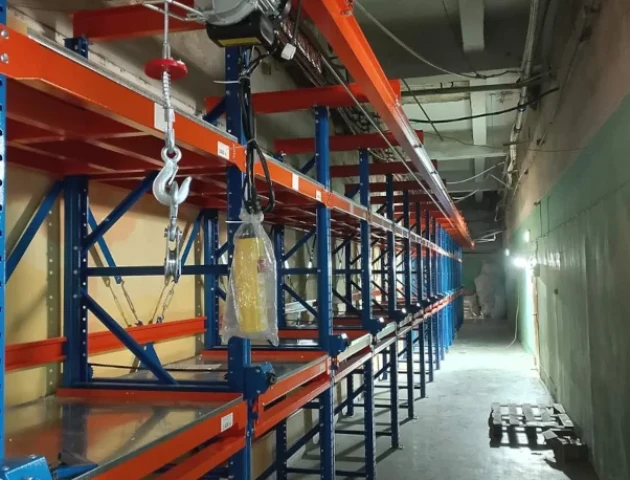 Стеллажи с выкатными платформами с электрической талью