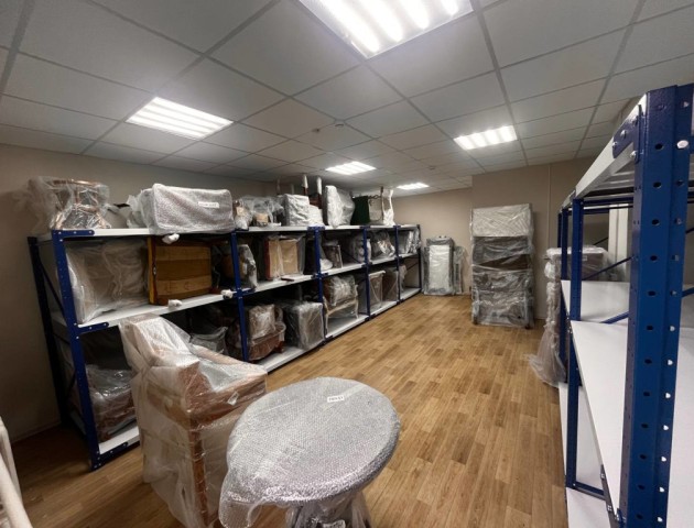 Среднегрузовые стеллажи в хранилище музея