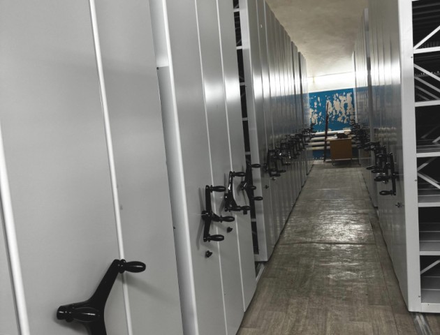 Высокие мобильные стеллажи